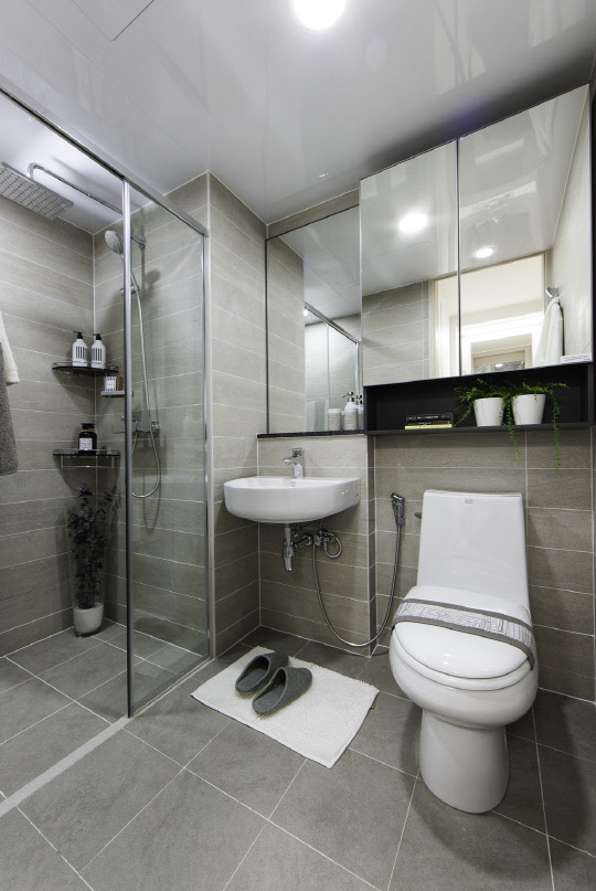 화장실 배수배관을 해당 층에 설치해 욕실 소음을 최소화한 신당KCC스위첸 전용72㎡ 욕실 전경.